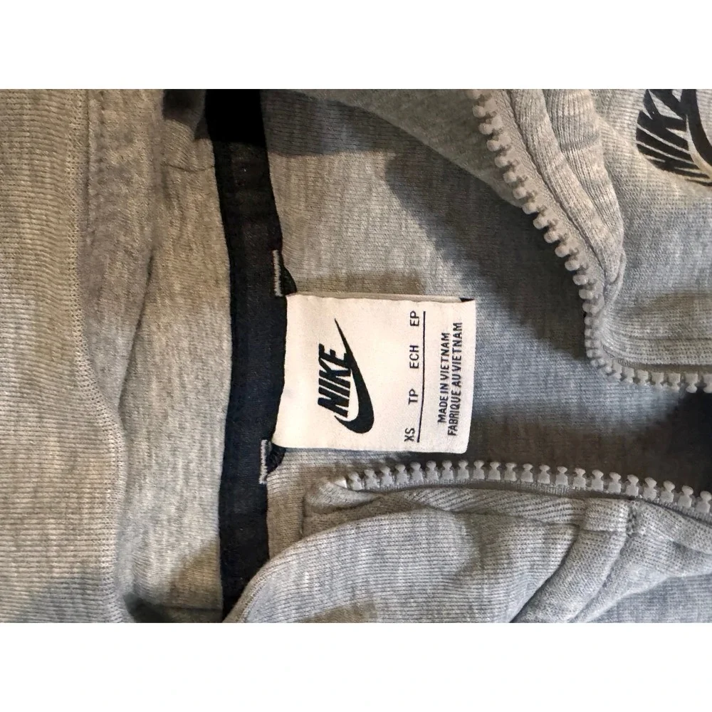 boys nike tech size xs, zip up‎